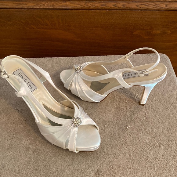 White satin sandal in an 8 an 1/2. The shoe has a 3 inch heel and an ornament - Picture 1 of 1